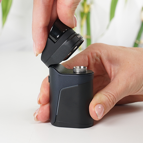 Vaporisateur de concentrés Dr. Dabber Ghost 2 avec l'embout buccal ouvert.