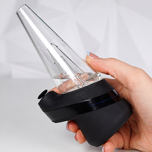 Femme qui tient le New Puffco Peak dans ses mains, par la base en silicone