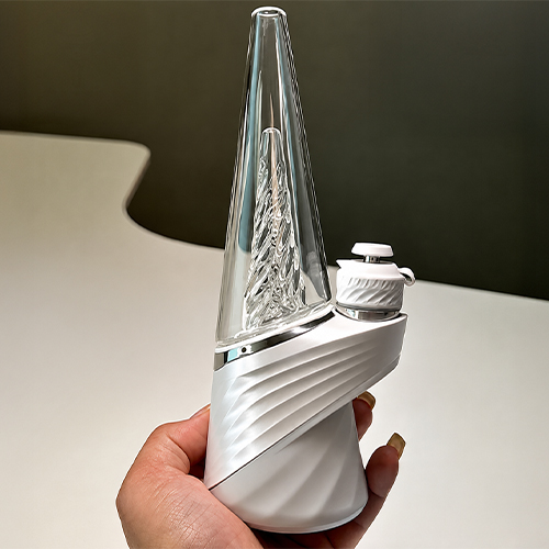 Femme qui soulève un Puffco Peak Pro 3DXL par la base en silicone