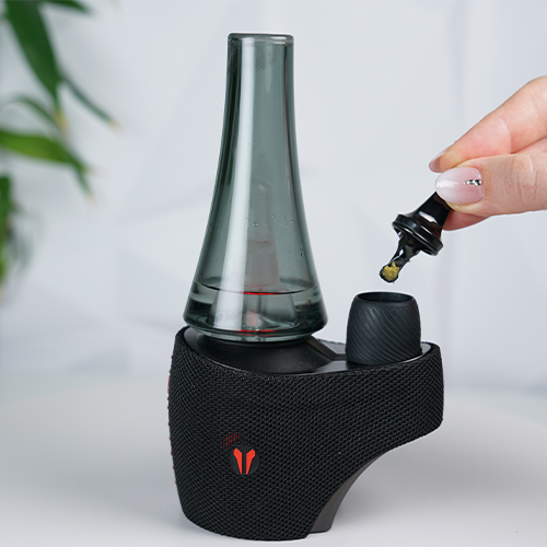 Utillian 8 v2 sur une table pendant qu'une femme tient un multi-outil avec de la wax