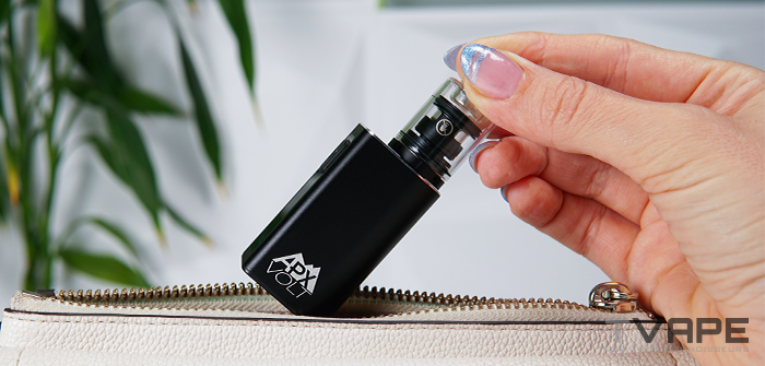 Pulsar APX Volt V3 &eacute;tant mis dans un sac &agrave; main montrant sa portabilit&eacute;