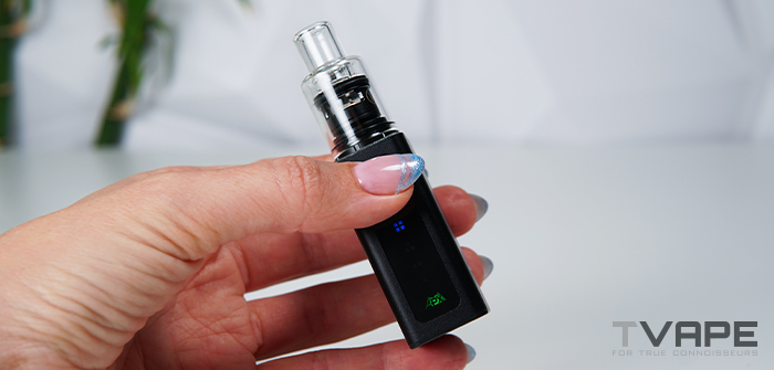 Pulsar APX Volt V3 dans une main avec les r&eacute;glages de temp&eacute;rature affich&eacute;s