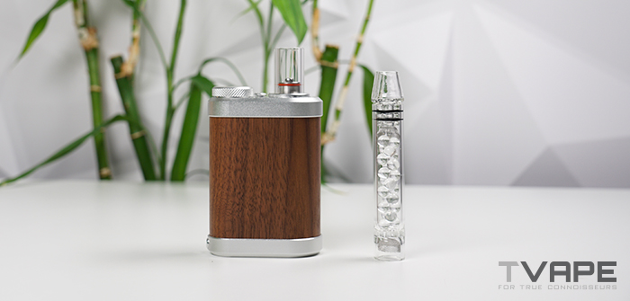 Le vaporisateur d'herbes s&egrave;ches Tinymight 2 avec embout buccal pos&eacute; sur la table.