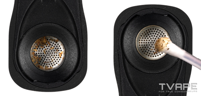 Nettoyage de la chambre de chauffe d'un vaporisateur d'herbes s&egrave;ches &agrave; l'aide d'un coton-tige.