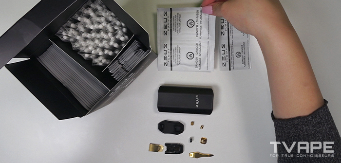 Le vaporisateur Zeus est pr&eacute;sent&eacute; &agrave; c&ocirc;t&eacute; des accessoires de nettoyage pour des s&eacute;ances de vaporisation savoureuses et confortables.