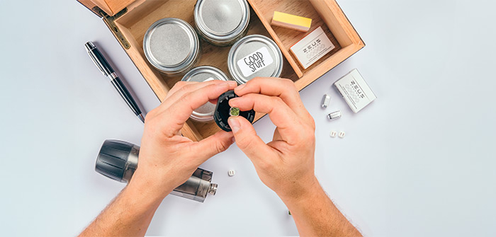 Diff&eacute;rents types d'herbes s&egrave;ches sont pr&eacute;sent&eacute;s, conditionn&eacute;s dans des r&eacute;cipients. Le broyeur Zeus Xtruder est utilis&eacute; pour broyer les herbes, et une personne effectue cette op&eacute;ration en temps r&eacute;el.