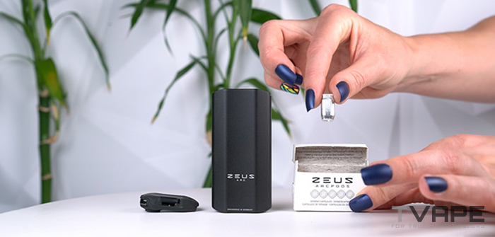 Le vaporisateur Zeus Arc S est utilis&eacute; avec les Zeus ArcPods, des capsules de dosage de marque permettant une utilisation efficace des herbes s&egrave;ches.
