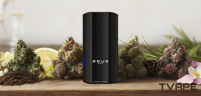 Le vaporisateur d'herbes sèches Zeus Arc S2 est présenté à côté de différentes variétés de cannabis.