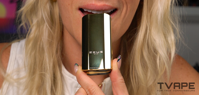 Une femme utilise le vaporisateur portable Zeus Arc GT4 pour herbes sèches.