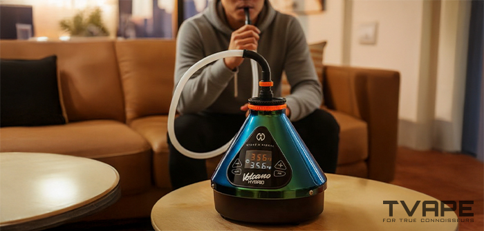 Un mec est en train de fumer avec le vaporisateur de bureau Volcano Hybrid (édition Evergreen).