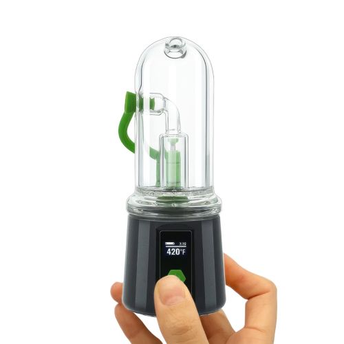 Bomb Aerix E Rig est tenu à la main avec l'écran LED allumé.