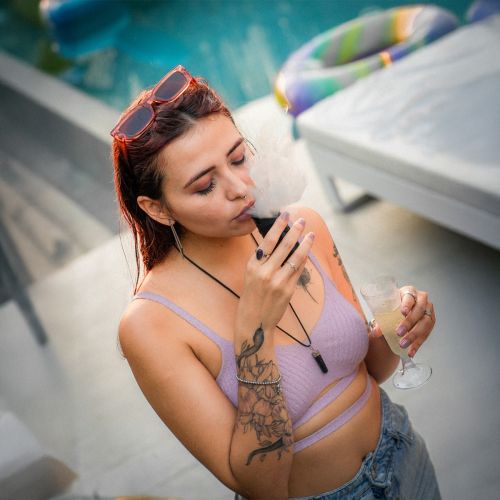 Une femme utilise le vaporisateur de concentrés Dr. Dabber Ghost 2.