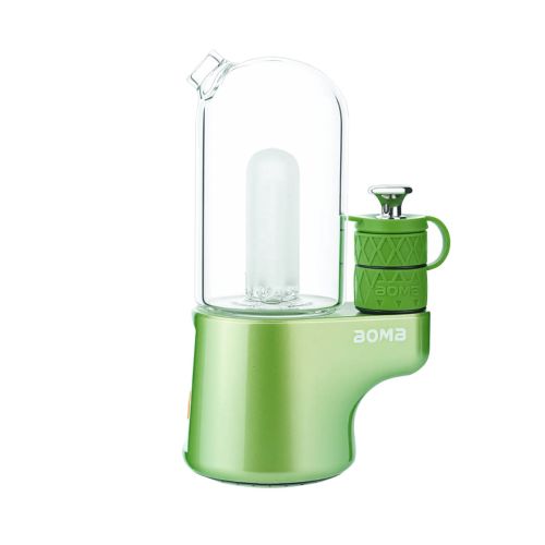 Vue latérale du BOMB Magloud E Rig assemblé, montrant la poignée ergonomique et la pièce en verre pour une vaporisation efficace des concentrés dans une configuration de dab rig électrique portable.