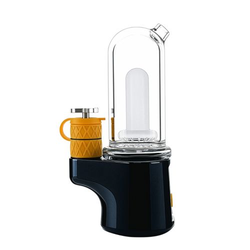 Vue frontale inclinée du Bomb Sykloud E Rig noir, avec son couvercle en verre transparent et sa chambre de chauffe distinctive de couleur orange, sur fond blanc.