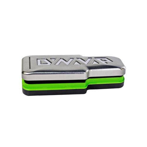Étui pour vaporisateur DynaVap G3 de couleur acier avec une touche de vert et logo gravé, conçu pour ranger en toute sécurité le vaporisateur portable DynaVap G3 pour herbes sèches, améliorant ainsi sa durabilité et sa portabilité.