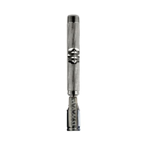 Vaporisateur DynaVap M7 couleur acier en acier inoxydable, conçu pour la vaporisation portable d'herbes sèches, avec une prise ergonomique et une structure résistante à la chaleur pour une utilisation quotidienne.