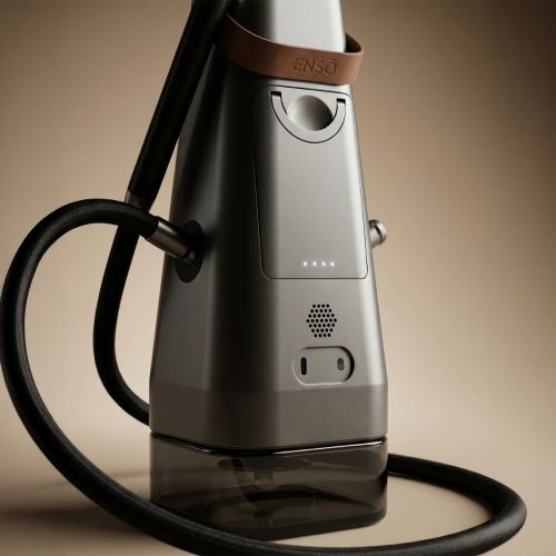 AirVape Enso Shisha 2026 avec le tuyau à vapeur de 1,5 m branché et enroulé autour de la base