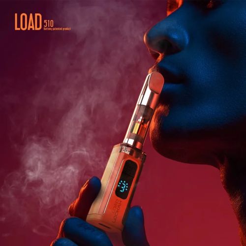 Batterie Lookah Load 510 en option couleur orange, gros plan d'une femme en train de vapoter avec une cartouche attachée, présentant un affichage numérique bleu indiquant le niveau de la batterie.