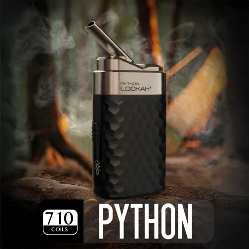 Stylo à cire Lookah Python en option de couleur noire, doté de la technologie 710 coils, vue inclinée avec embout métallique et vapeur s'élevant sur un fond de feu de camp en forêt, stylo à dab premium pour les sessions de concentrés de cannabis.