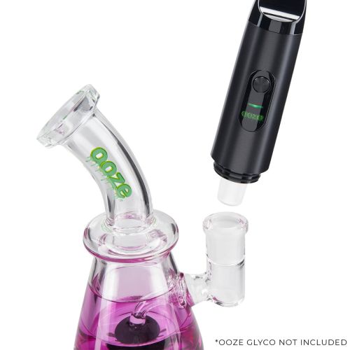 Ooze Booster fixé à une pipe à eau en verre