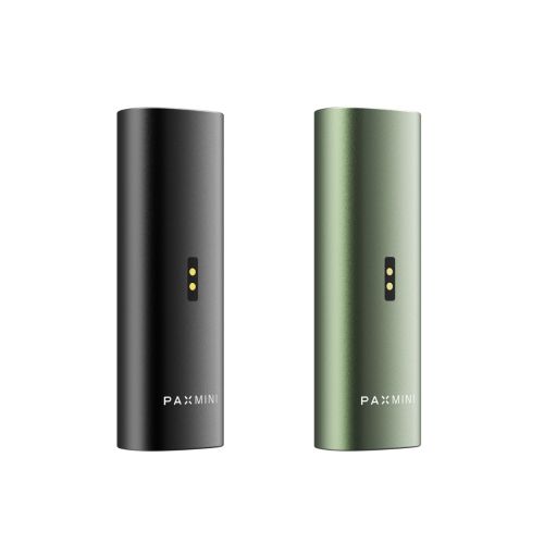 Vaporisateurs New PAX Mini en couleurs Onyx et Greenstone, avec ports de charge à l’arrière et logo PAX Mini en bas du corps en aluminium élégant.