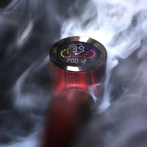 Gros plan sur l'écran numérique de la Pulsar 510 DL Wizard Pipe avec son anneau coloré qui montre la température, entouré de vapeur.