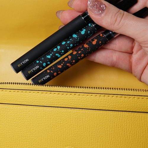 Tronian Pitron V2 mettant des stylos dans un sac à main