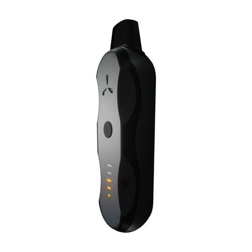 Profil latéral fin du AirVape XS Go debout, mettant en avant son corps ergonomique incurvé.