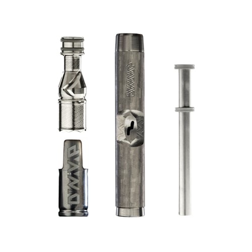 Gros plan sur l'embout en titane DynaVap M7 couleur acier pour vaporisateur d'herbes sèches