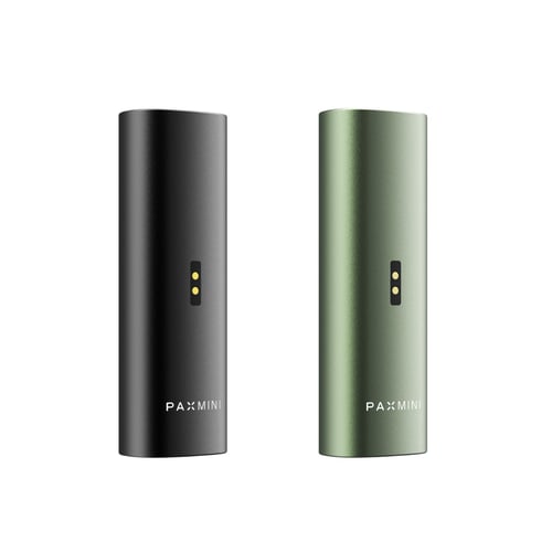 Vaporisateurs New PAX Mini en couleurs Onyx et Greenstone, avec ports de charge à l’arrière et logo PAX Mini en bas du corps en aluminium élégant.