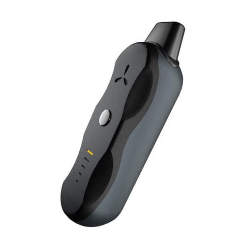 Vaporisateur à herbes AirVape XS Go vu en angle avec embout en place, bouton unique et voyants LED visibles.