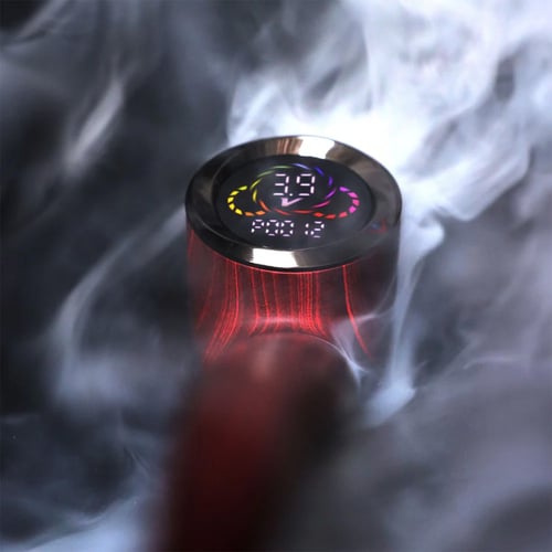 Gros plan sur l'écran numérique de la Pulsar 510 DL Wizard Pipe avec son anneau coloré qui montre la température, entouré de vapeur.