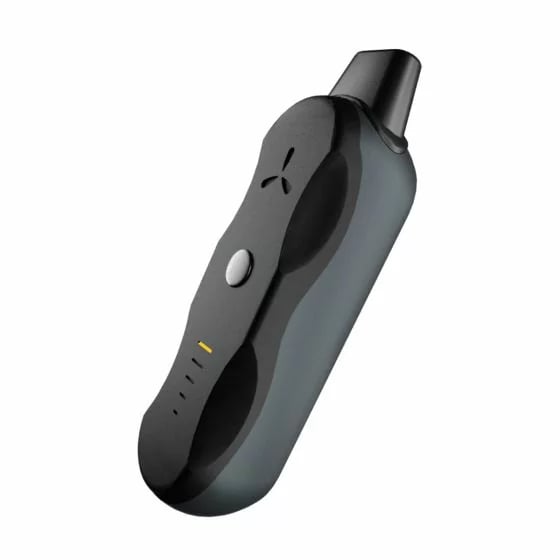 Vaporisateur à herbes AirVape XS Go vu en angle avec embout en place, bouton unique et voyants LED visibles.
