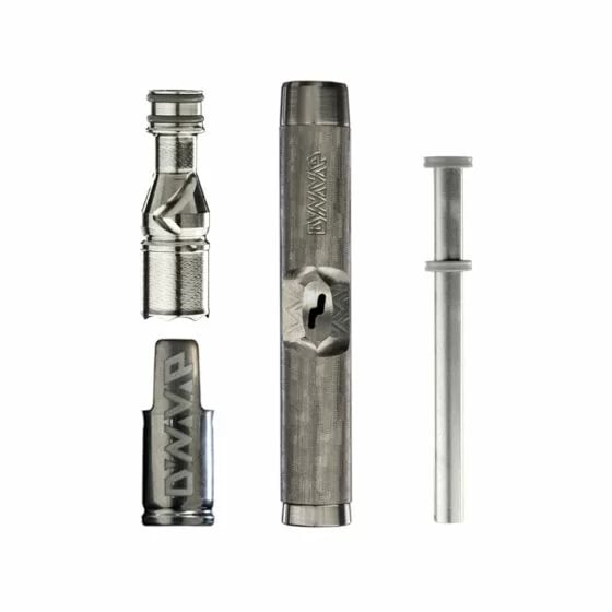 Gros plan sur l'embout en titane DynaVap M7 couleur acier pour vaporisateur d'herbes sèches