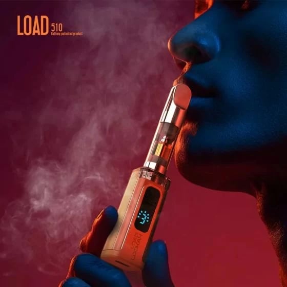 Batterie Lookah Load 510 en option couleur orange, gros plan d'une femme en train de vapoter avec une cartouche attachée, présentant un affichage numérique bleu indiquant le niveau de la batterie.