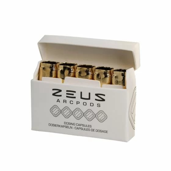 Ouvre le paquet blanc avec plein de capsules de dosage Zeus ArcPods GT dorées et le logo « ZEUS ARCPODS ».