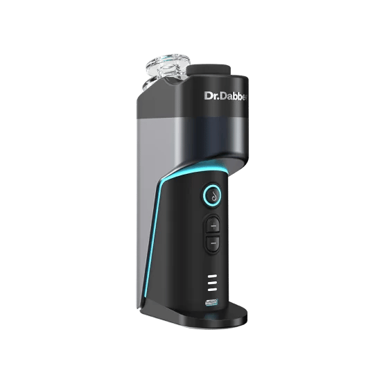 Vue de face de l'e-rig Dr. Dabber Switch Go, montrant ses trois boutons de contrôle, ses indicateurs LED, le logo Dr. Dabber et son port de charge USB-C.