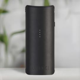 Vaporisateur portable à herbes sèches DaVinci MIQRO-C, vue de face avec les 4 voyants LED allumés
