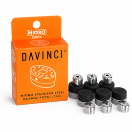 DaVinci MIQRO Dosing Capsules pack de 6 avec capsules en acier inoxydable et étuis en silicone à côté de l’emballage