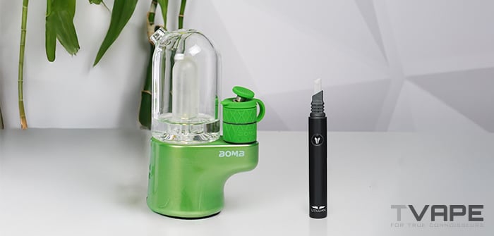 Le Bomb Magloud E Rig est présenté avec l'Utillian Hot Wax Axe, un outil de dabbing utilisé pour faciliter le chargement des concentrés.