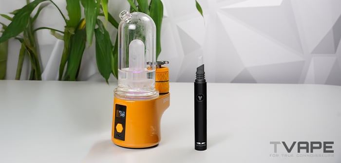Le Bomb Sykloud E Rig est présenté avec l'Utillian Hot Wax Axe, un truc pour mettre les concentrés.