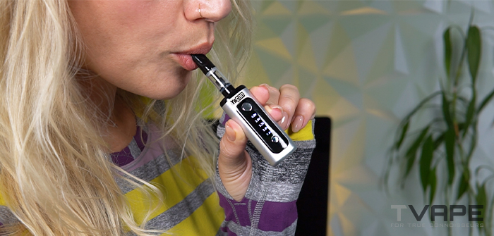 Yocan Kodo Plus dans une bouche sur le point d'être utilisée