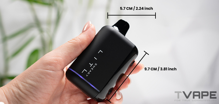 Batterie Litl Sneaky 510 Thread dans la main avec dimensions affichées à l'écran