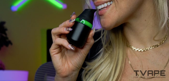 Une femme utilise le vaporisateur de concentrés Puffco Proxy Core