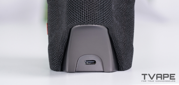 Gros plan du port USB-C de l’Utillian 8 Turbo.
