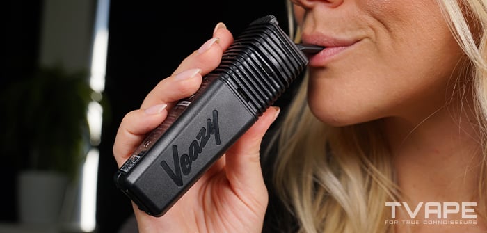 Une femme inhale à l'aide du vaporisateur Veazy de Storz et Bickel.