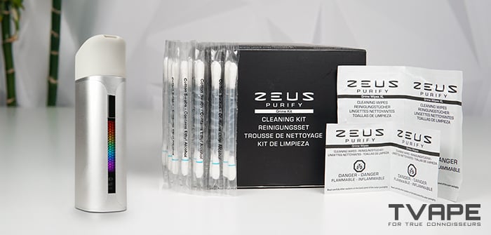 Le stylo à cire Yocan Black Pocket est présenté avec ses accessoires de nettoyage.
