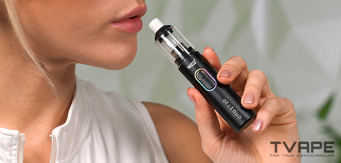 Stylo « dab » Yocan Orbit 2.0 dans une bouche, sur le point d'être utilisé