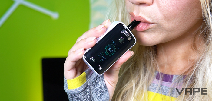 Yocan Uni 3.0 510 Thread Battery dans une bouche sur le point d'être utilisée