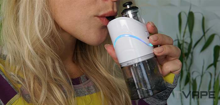 Yocan iCan E Rig dans la bouche, sur le point d’être utilisé